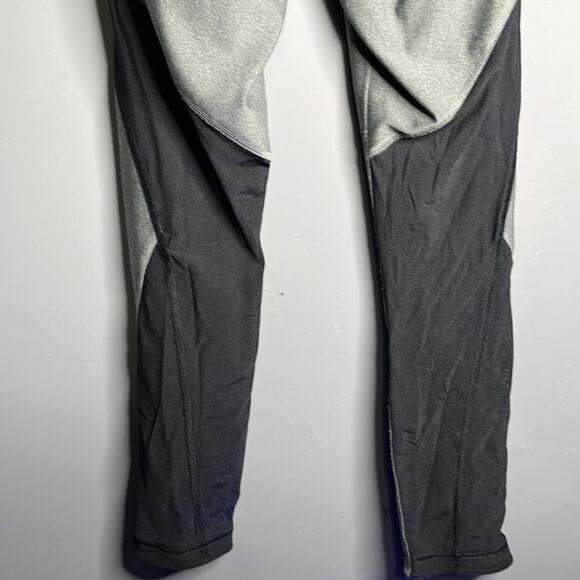Under Armour Gray and Black Compression Cropped Leggings Size Medium - Picture 6 of 7